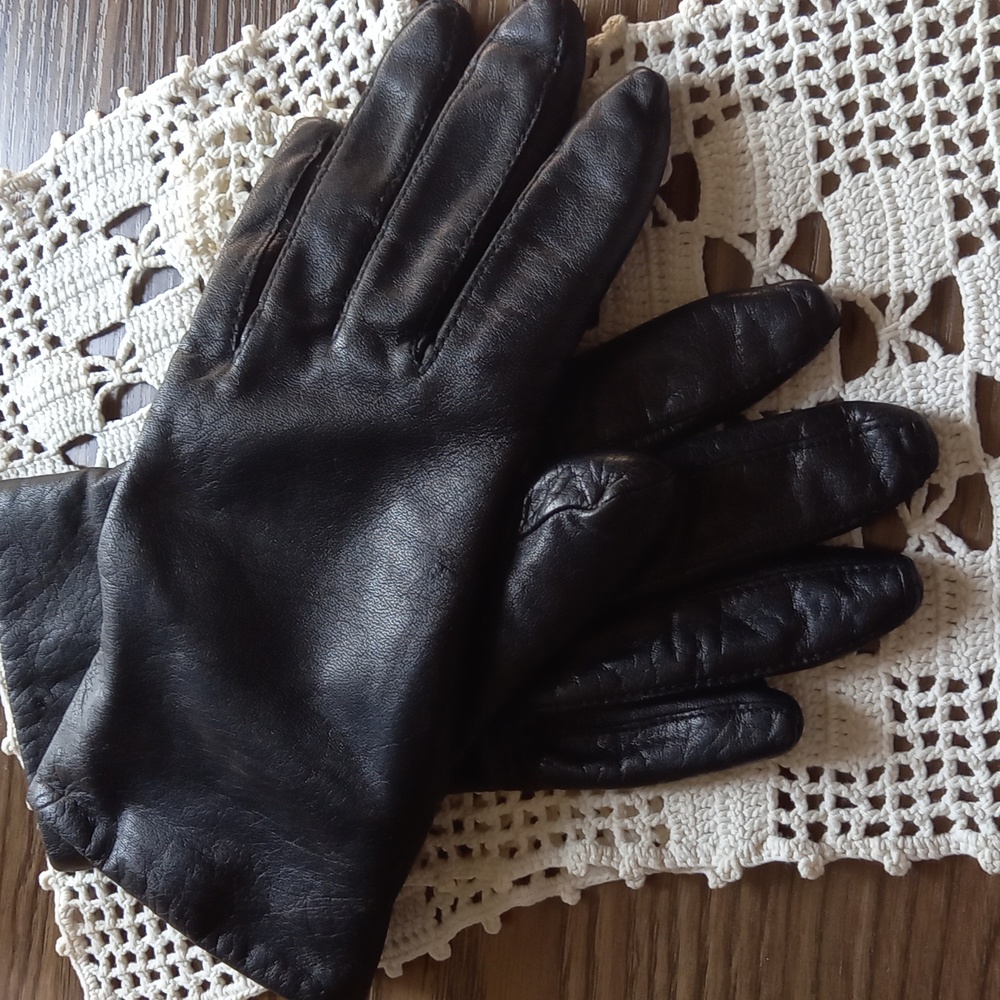 Leather black gloves small